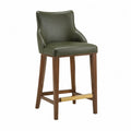 Tabouret de bar avec dossier et accoudoirs assise rembourrée en simili cuir PU vert olive hévéa massif finition noyer 52 cm x 56 cm x 108 cm